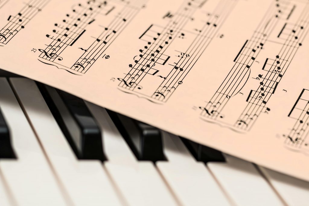 ¿Vale la pena aprender piano online?